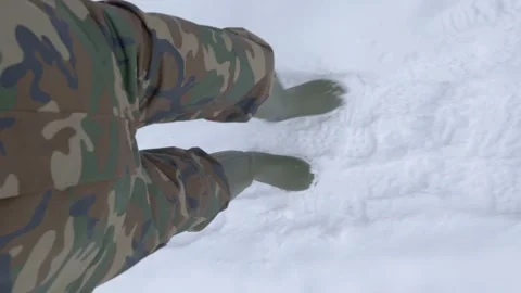 Soldier in camouflage walking through deep snow Vídeo Stock 334201791