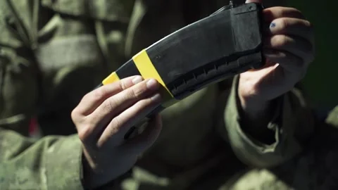 Soldier  checking and loading the magazine of the machine gun Stock-Footage 201588288