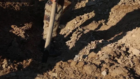 Soldier digging hole for explosives training in Iraq 스톡 동영상 101013771
