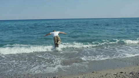 Soldier dives into the sea 動画素材 250654889