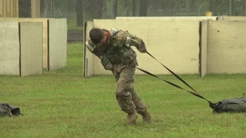 Soldier dragging dead weight during Special Forces Assessment and Selection Vidéo 98347819