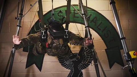 Soldier experiencing virtual reality training with headset and harness Vidéo 103310678