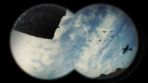 Soldier fall under the aerial explosion in WWII - binocular view Vidéo 125067245