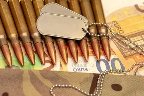 Soldier identification tags placed on ammunition and euro banknotes. Fotos de archivo