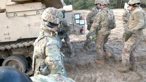 Soldier loading ammunition into self propelled Howitzer Video stock 108378810