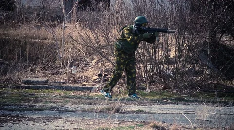 Soldier makes a run Stock-Footage 62167628
