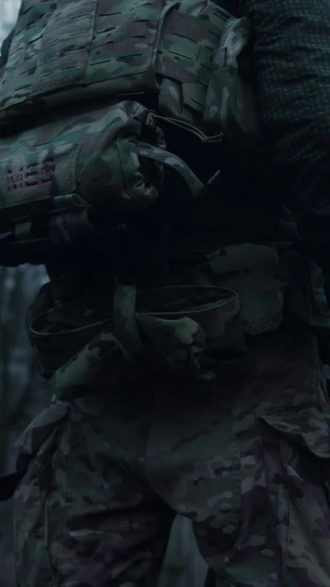 Soldier in Multicam Combat Gear Placing Empty Magazine into Dump Pouch, Close-Up Vídeos de archivo 337829550