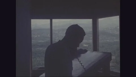 Soldier plot positions on map and calls in information on telephone - 1977 Vídeos de archivo 97905473