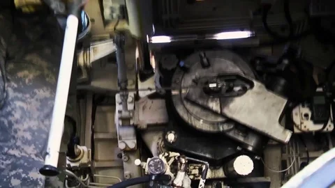 Soldier pulling trigger on M109A6 Paladin battle tank 動画素材 90986565