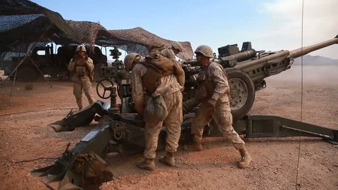 Soldier pulling trigger on M777 Howitzer 動画素材 113328704