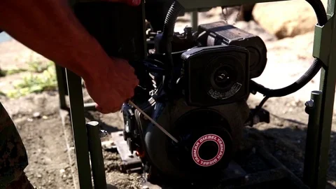 Soldier pulls cord to start compressor during crisis response exercise Vidéo 94566289