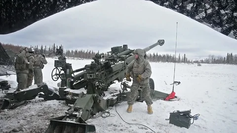 Soldier pulls trigger and fires M777 Howitzer in snow 動画素材 87510424