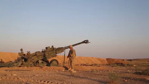 Soldier pulls trigger and fires M777 Howitzer 動画素材 90893278