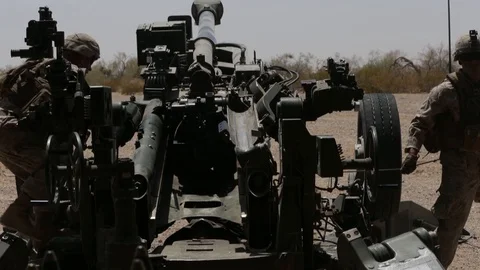 Soldier pulls trigger and fires M777 Howitzer 動画素材 113328688