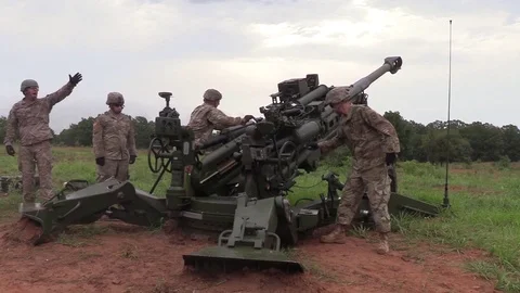 Soldier pulls trigger on M777A2 155mm Howitzer 動画素材 93078120