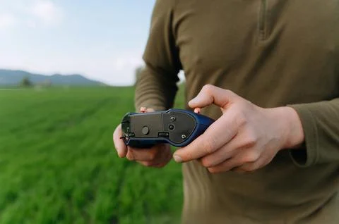 A soldier remote controls a drone. Control panel in hand. Foto stock