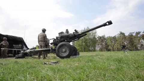 Soldier repeating co-ordinates for Howitzer live fire exercise Stock Footage 89608702