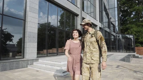 The soldier returns home Video stock 115830878