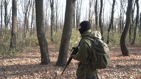 Soldier with rifle in the forest Video stock 98267844
