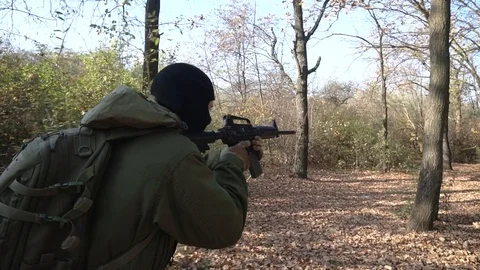 Soldier with rifle in the forest Video stock 98267904
