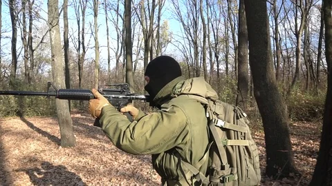 Soldier with rifle in the forest Video stock 98267916