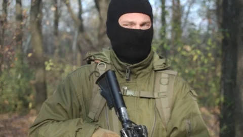 Soldier with rifle in the forest Video stock 98267927
