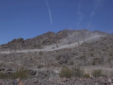 Soldier running down hillside in desert Видео 114001479