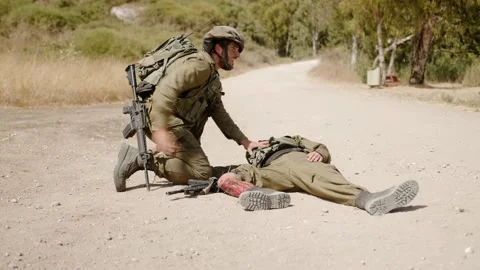 Soldier runs off to a ditch while leaving his armed, seriously injured Vídeos de archivo 169262241