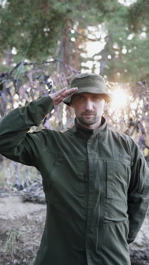 Soldier saluting his commander while standing at a forest position. Vídeos de archivo 326761641