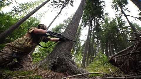 Soldier Targets and Pulls Stockbeeldmateriaal 95273695