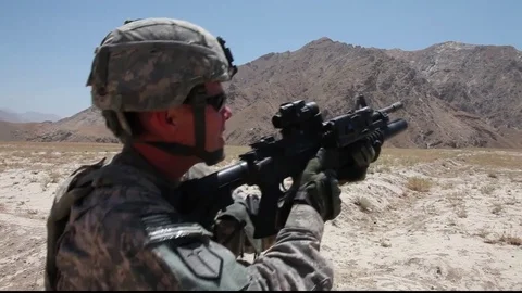 Soldier test weapons fire from ground - 2009 스톡 동영상 85035575