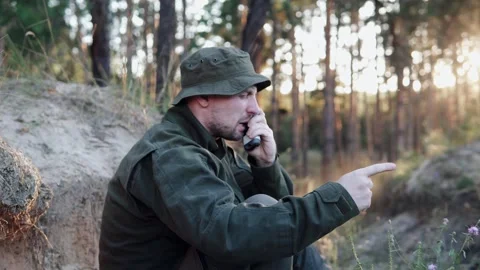 A soldier in uniform emotionally communicates with command via radio. Vídeos de archivo 327915428