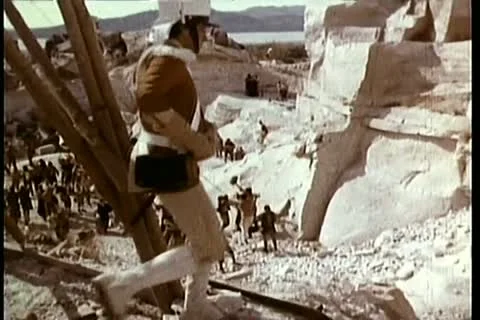 Soldier walking down mountain towards cheering people below Vídeos de archivo 11348103
