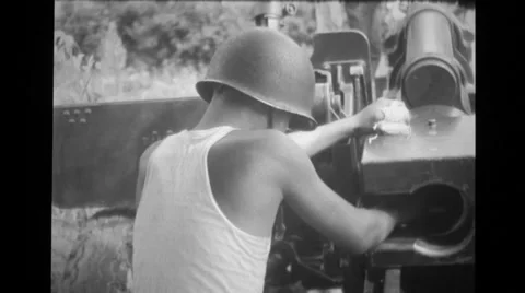 Soldier wiping the breechblock of the howitzer Stock Footage