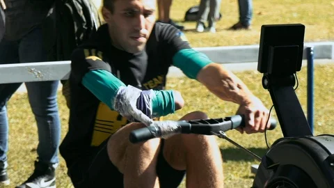 A soldier without a hand on a rowing machine. Competitions among the disabled. 스톡 동영상 121356278