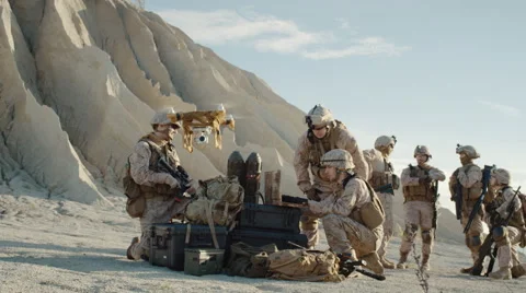 Soldiers are Using Drone for Scouting During Military Operation in the Desert.  Vidéo 68998495