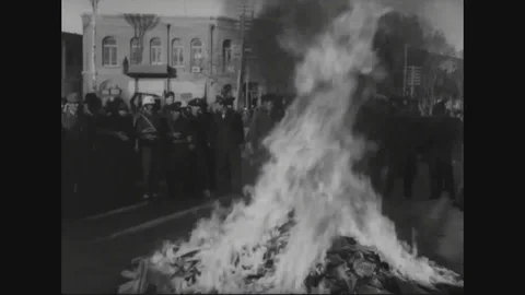 Soldiers burn Soviet propaganda documents in the City Square - 1955 Vídeo Stock 110912159