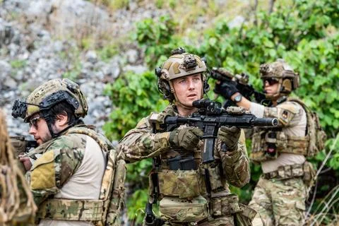 Soldiers conduct training exercise in forest area Foto stock
