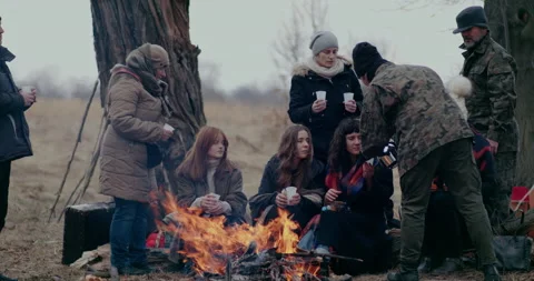 Soldiers Distributing Tea To Refugees During War Problems. Vídeo Stock 178911330