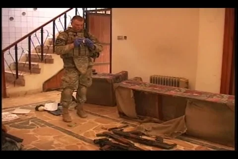Soldiers finding a weapons cache in an abandoned house - 2007 스톡 동영상 108842543