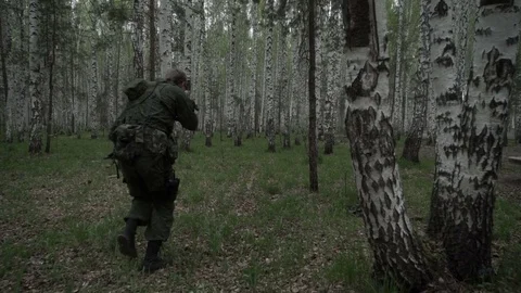 Soldiers in forest Видео 76911583