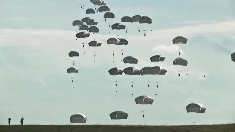 Soldiers landing in dropzone Video stock 136434834