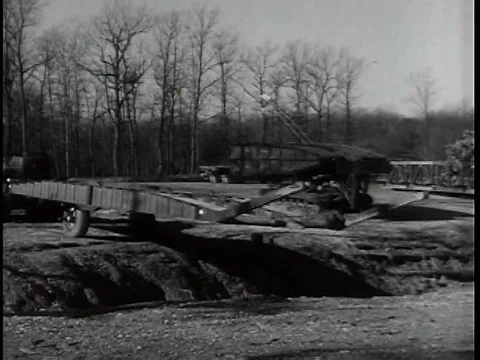 Soldiers lay out a bridge for continuous heavy vehicle movement while at theƒ Video stock 75296344