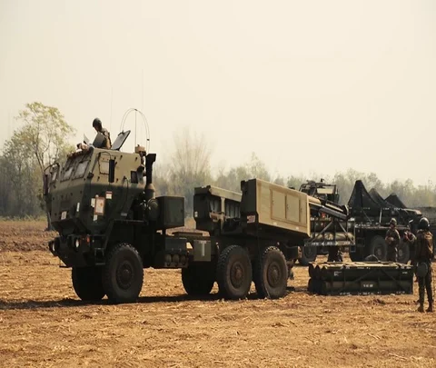 Soldiers loading ammunition into high mobility artillery rocket system HIMARS Stockbeeldmateriaal 102944387