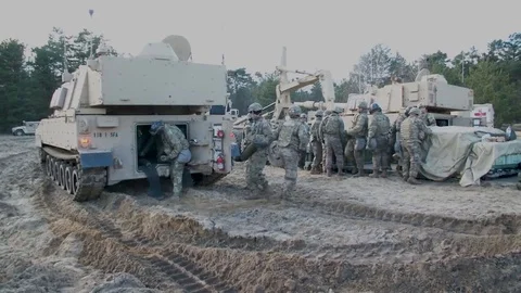 Soldiers loading artillery shells onto self propelled Howitzer Video stock 108378803