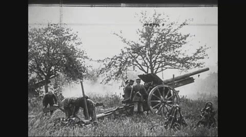 Soldiers loading howitzer Stock Footage 43312645