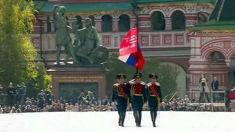 Soldiers marching in Red Square on Victory Day Parade Видео 100352241