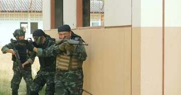 Soldiers Moving Forward to Enter an Old Buildings During Hostage Release Video stock 85673005