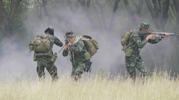 Soldiers moving through grass. Squad Moving Behind Him. 스톡 동영상 85667551