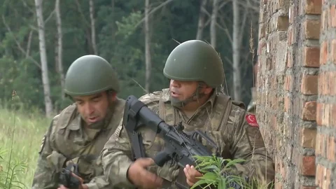 Soldiers Pulling Security Against a Wall-Close Up * Video stock 115129413